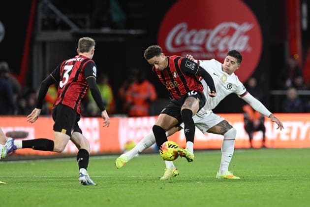 Bournemouth v Chelsea Premier League 06 12 2025. Marcus Tavernier (16) of AFC Bournemouth battles for possession with Enzo Fernandez (8) of Chelsea during the Premier League match between Bournemouth and Chelsea at the Vitality Stadium, Bournemouth, England on 6 December 2025. Bournemouth Vitality Stadium Dorset England Editorial use only DataCo restrictions apply See www.football-dataco.com , Copyright: xGrahamxHuntx PSI-23351-0214