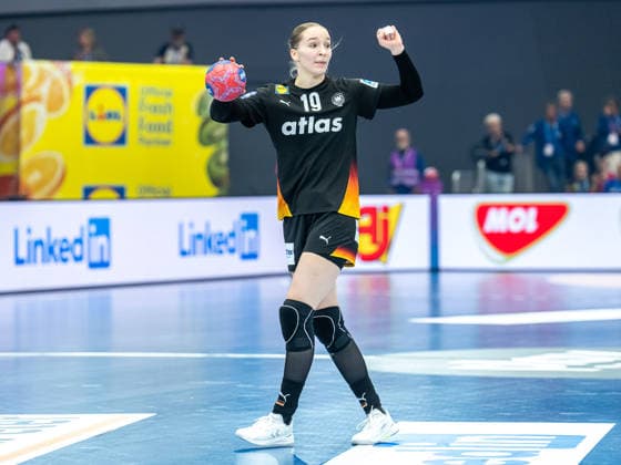 Nieke Kuehne (Deutschland, 19) zeigt den Spielzug an, Spanien vs. Deutschland, Handball, Weltmeisterschaft, Frauen, Spielzeit 2025 2026, 06.12.2025, Spanien vs. Deutschland, Handball, Weltmeisterschaft, Frauen, Spielzeit 2025 2026, 06.12.2025 Dortmund Copyright: xEibner-Pressefoto MichaelxSchmidx EP_MST