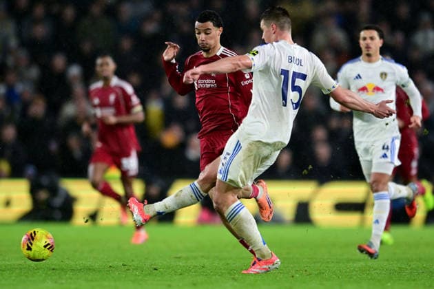 Leeds United v Liverpool Premier League 06 12 2025. Leeds United defender Jaka Bijol (15) passes under pressure from Liverpool forward Hugo Ekitike (22) during the Premier League match between Leeds United and Liverpool at Elland Road, Leeds, England on 6 December 2025. Leeds Elland Road West Yorkshire England Editorial use only DataCo restrictions apply See www.football-dataco.com , Copyright: xDennisxGoodwinx PSI-23360-0034