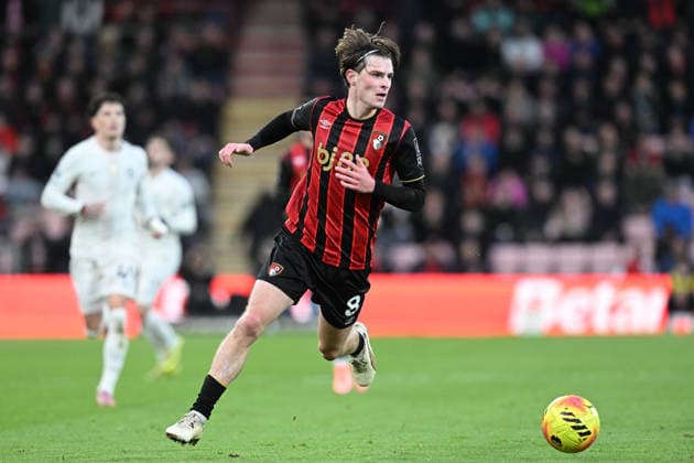 Bournemouth v Chelsea Premier League 06 12 2025. Alex Scott (8) of AFC Bournemouth on the attack during the Premier League match between Bournemouth and Chelsea at the Vitality Stadium, Bournemouth, England on 6 December 2025. Bournemouth Vitality Stadium Dorset England Editorial use only DataCo restrictions apply See www.football-dataco.com , Copyright: xGrahamxHuntx PSI-23351-0219