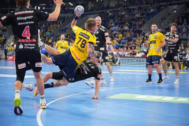 RECORD DATE NOT STATED Edwin Aspenbäck (78; Rhein Neckar Löwen) mit Ball in Aktion, während Maciej Gebala (77; HC Erlangen) verteidigt und Jannik Kohlbacher (80; Rhein Neckar Löwen) unterstützt Handball-Szene mit Edwin Aspenbäck (78; Rhein Neckar Löwen), Maciej Gebala (77; HC Erlangen) und Jannik Kohlbacher (80; Rhein Neckar Löwen)