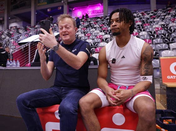 Reporter Chris Schmidt, Zachery Cooks Telekom Baskets Bonn vs. NINERS Chemnitz 9. Speiltag - Saison 2025 26