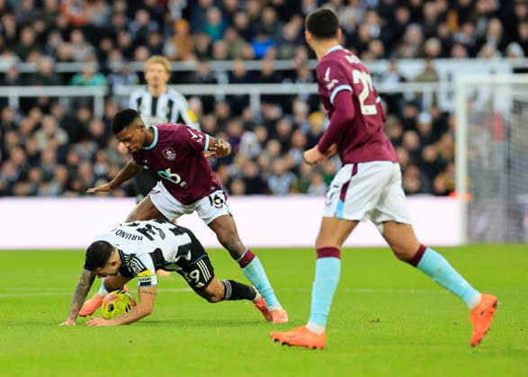 Newcastle United v Burnley Premier League Bruno Guimar‹es of Newcastle United is fouled by Florentino Luis of Burnley during the Premier League match at St. James s Park, Newcastle 06 12 2025 UK Newspapers OUT Copyright: xFredxPalmerx FIL-22605-0164