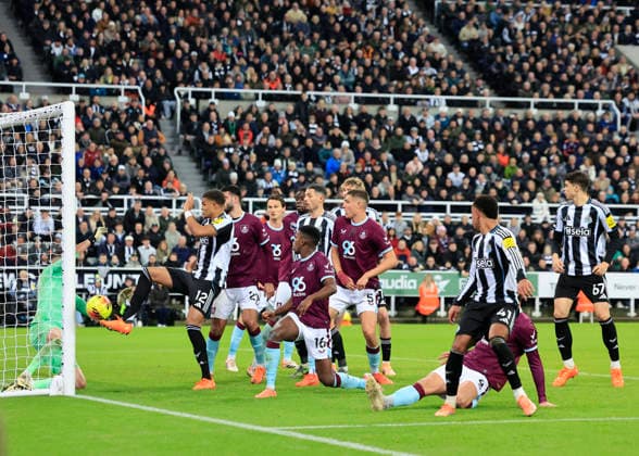Newcastle United v Burnley Premier League Malick Thiaw of Newcastle United puts a shot wide during the Premier League match at St. James s Park, Newcastle 06 12 2025 UK Newspapers OUT Copyright: xFredxPalmerx FIL-22605-0207