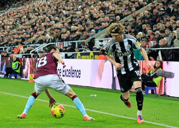 Newcastle United v Burnley Premier League Anthony Gordon of Newcastle United (right) knocks the ball past Hjalmar Ekdal of Burnley during the Premier League match at St. James s Park, Newcastle 06 12 2025 UK Newspapers OUT Copyright: xFredxPalmerx FIL-22605-0209