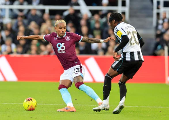 Newcastle United v Burnley Premier League Lucas Pires of Burnley (left) defends against Anthony Elanga of Newcastle United during the Premier League match at St. James s Park, Newcastle 06 12 2025 UK Newspapers OUT Copyright: xFredxPalmerx FIL-22605-0193