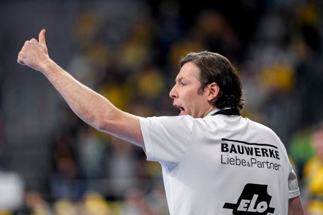 Johannes Sellin (Trainer, Cheftrainer, HC Erlangen), mit Daumen nach oben, Geste, Gestik, zuversichtlich, positiv, optimistisch, Freude, freuen, freut sich, Einzelbild, Einzelfoto, Aktion, Action, 06.12.2025, Mannheim (Deutschland), Handball, Bundesliga, Rhein-Neckar Löwen - HC Erlangen