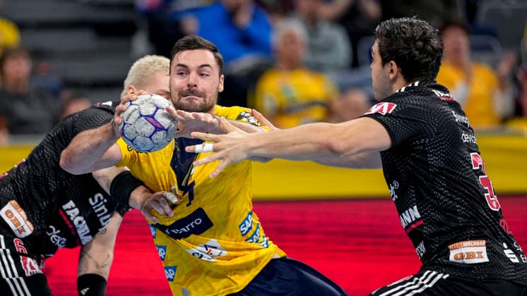 v.li.: Marek Nissen (HCE, 6), Dani Baijens (RNL, 77), Tobias Buck (HCE, 39), Zweikampf, Spielszene, Duell, duel, tackle, tackling, Dynamik, Action, Aktion, 06.12.2025, Mannheim (Deutschland), Handball, Bundesliga, Rhein-Neckar Löwen - HC Erlangen