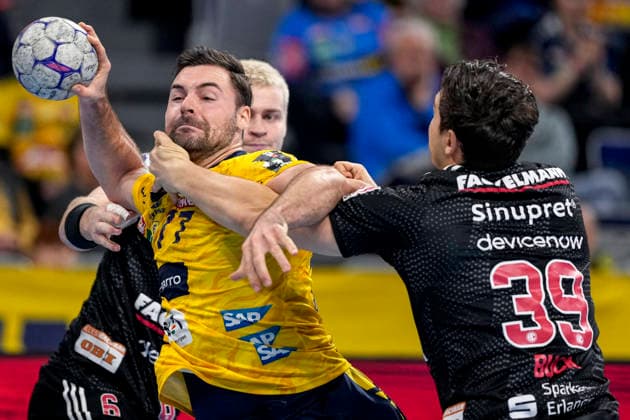 v.li.: Marek Nissen (HCE, 6), Dani Baijens (RNL, 77), Tobias Buck (HCE, 39), Zweikampf, Spielszene, Duell, duel, tackle, tackling, Dynamik, Action, Aktion, 06.12.2025, Mannheim (Deutschland), Handball, Bundesliga, Rhein-Neckar Löwen - HC Erlangen