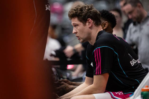 easyCredit Basketball Bundesliga, Telekom Baskets Bonn vs. Niners.Chemnitz, 06.12.2025 Patrick Heckmann (Telekom Baskets Bonn 33) konzentriert sich -- easyCredit Basketball Bundesliga, Telekom Baskets Bonn vs. Niners.Chemnitz, 06.12.2025, Telekom Dome Bonn Copyright: xBEAUTIFULxSPORTS Derixx