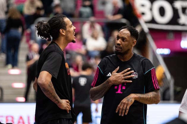easyCredit Basketball Bundesliga, Telekom Baskets Bonn vs. Niners.Chemnitz, 06.12.2025 Die ehemaligen Teamkollegen Kevin Yebo (NINERS CHEMNITZ 0) und Jeff Garrett Jr. (Telekom Baskets Bonn 4) -- easyCredit Basketball Bundesliga, Telekom Baskets Bonn vs. Niners.Chemnitz, 06.12.2025, Telekom Dome Bonn Copyright: xBEAUTIFULxSPORTS Derixx