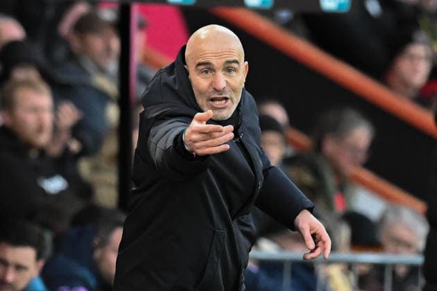 Bournemouth v Chelsea Premier League 06 12 2025. Chelsea manager Enzo Maresca gestures during the Premier League match between Bournemouth and Chelsea at the Vitality Stadium, Bournemouth, England on 6 December 2025. Bournemouth Vitality Stadium Dorset England Editorial use only DataCo restrictions apply See www.football-dataco.com , Copyright: xGrahamxHuntx PSI-23351-0231
