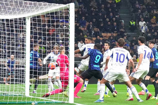 Inter Milan s Marcus Thuram scores goal 2-0 during the Serie A soccer match between Inter and Como at the San Siro Stadium in Milan , north Italy - Saturday , December 06 , 2025. - Soccer .  Copyright: xSpada LaPressex