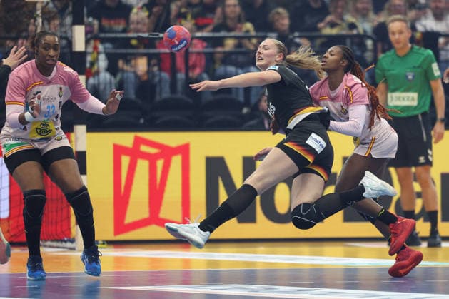 Spanien - Deutschland, IHF Handball-WM der Frauen Viola Leuchter (Deutschland, 77) gegen Lyndie Tchaptchet Defo (Spanien, 68). Links Kaba Gassama (Spanien, 33). 3. Hauptrundenspiel der Handball-WM der Frauen zwischen Spanien und Deutschland am 6. Dezember 2025 in der Westfalenhalle in Dortmund., Dortmund Nordrhein-Westfalen Deutschland Westfalenhalle