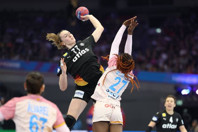 Spanien - Deutschland, IHF Handball-WM der Frauen Viola Leuchter (Deutschland, 77) gegen Danila So Delgado Pinto (Spanien, 27). 3. Hauptrundenspiel der Handball-WM der Frauen zwischen Spanien und Deutschland am 6. Dezember 2025 in der Westfalenhalle in Dortmund., Dortmund Nordrhein-Westfalen Deutschland Westfalenhalle