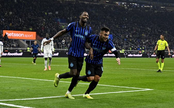 Foto IPP Paolo Bona Milano 06 12 2025 Campionato Serie A di Calcio stagione 2025 2026 partita Inter-Como Nella foto Marcus Thuram esulta con Lautaro Martinez dopo il gol del 2-0 Italy Photo Press Worldwide Copyright italy Italy ITALY  Copyright: xR4924_italyphotopressx