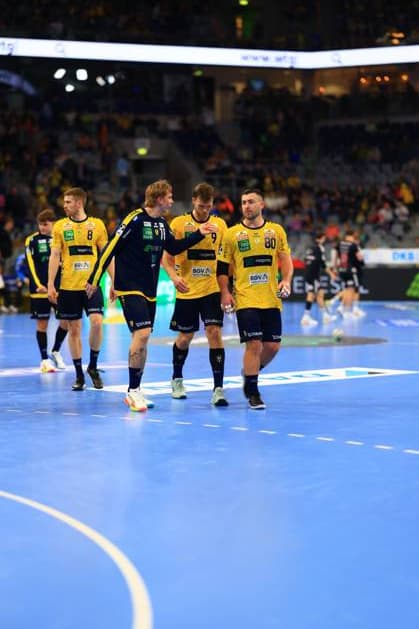 RECORD DATE NOT STATED Jannik Kohlbacher (80; Rhein Neckar Löwen) mit Ball, während Steven Plucnar Jacobsen (9; Rhein Neckar Löwen), Mathias Larson (4; Rhein Neckar Löwen) und Yannik Bialowas (7; HC Erlangen) zuschauen Jannik Kohlbacher (80; Rhein Neckar Löwen) mit Ball