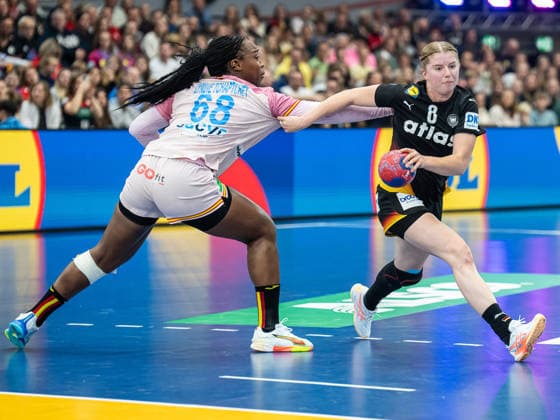 Nina Engel (Deutschland, 08) ist schneller als Lyndie Tchaptchet Defo (Spanien, 68), Spanien vs. Deutschland, Handball, Weltmeisterschaft, Frauen, Spielzeit 2025 2026, 06.12.2025, Spanien vs. Deutschland, Handball, Weltmeisterschaft, Frauen, Spielzeit 2025 2026, 06.12.2025 Dortmund Copyright: xEibner-Pressefoto MichaelxSchmidx EP_MST