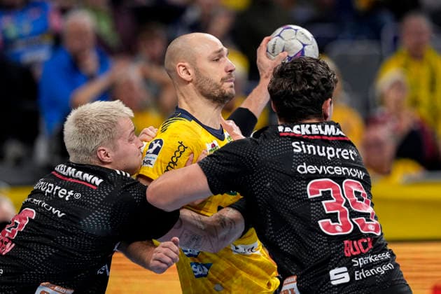 v.li.: Marek Nissen (HCE, 6), Lukas Sandell (RNL, 11), Tobias Buck (HCE, 39), Zweikampf, Spielszene, Duell, duel, tackle, tackling, Dynamik, Action, Aktion, 06.12.2025, Mannheim (Deutschland), Handball, Bundesliga, Rhein-Neckar Löwen - HC Erlangen