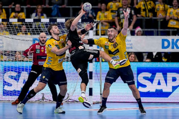 v.li.: Steven Plucnar Jacobsen (RNL, 9), Andri Mar Runarsson (HCE, 4), Jannik Kohlbacher (RNL, 80), Zweikampf, Spielszene, Duell, duel, tackle, tackling, Dynamik, Action, Aktion, 06.12.2025, Mannheim (Deutschland), Handball, Bundesliga, Rhein-Neckar Löwen - HC Erlangen