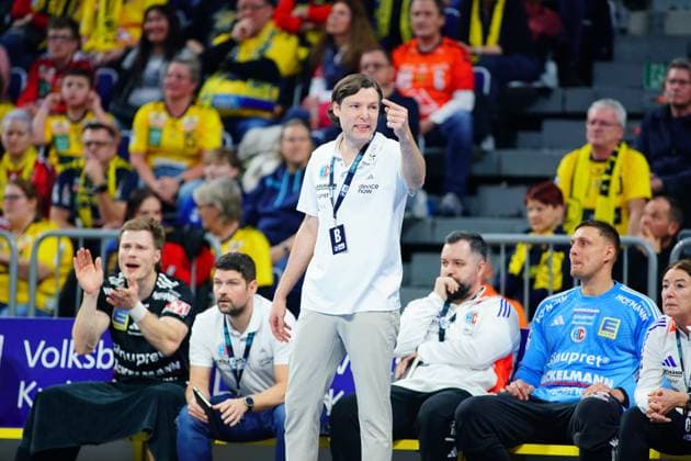 RECORD DATE NOT STATED Trainer Johannes Sellin Johannes Sellin (0; HC Erlangen) gibt Anweisungen, während Christopher Bissel Christopher Bissel (21; HC Erlangen) und Matthias Obinger Johannes Sellin (0; HC Erlangen) aufmerksam sind Trainer Johannes Sellin (0; HC Erlangen) gibt Anweisungen