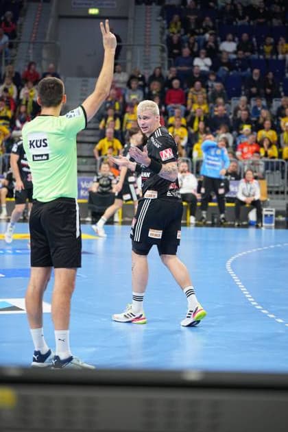 RECORD DATE NOT STATED Marek Nissen (6, HC Erlangen) diskutiert mit Schiedsrichter Marek Nissen (6, HC Erlangen) diskutiert mit Schiedsrichter