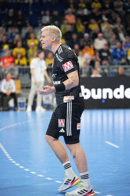 RECORD DATE NOT STATED Marek Nissen (6, HC Erlangen) diskutiert mit Schiedsrichter Marek Nissen (6, HC Erlangen) diskutiert mit Schiedsrichter