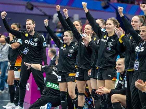 Jubel auf der deutschen Bank, Spanien vs. Deutschland, Handball, Weltmeisterschaft, Frauen, Spielzeit 2025 2026, 06.12.2025, Spanien vs. Deutschland, Handball, Weltmeisterschaft, Frauen, Spielzeit 2025 2026, 06.12.2025 Dortmund Copyright: xEibner-Pressefoto MichaelxSchmidx EP_MST