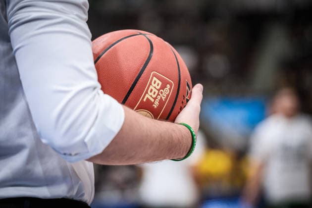 Feature, Symbol Basketball in Trainerhand GER, MHP Riesen Ludwigsburg - VET-CONCEPT Gladiators Trier, easycredit BBL, Basketball, Bundesliga, 9. Spieltag, Spielzeit 2025 2026, 06.12.2025 GER, MHP Riesen Ludwigsburg - VET-CONCEPT Gladiators Trier, easycredit BBL, Basketball, Bundesliga, 9. Spieltag, Spielzeit 2025 2026, 06.12.2025 Ludwigsburg Copyright: xSandyxDinkelackerx EP_SDR