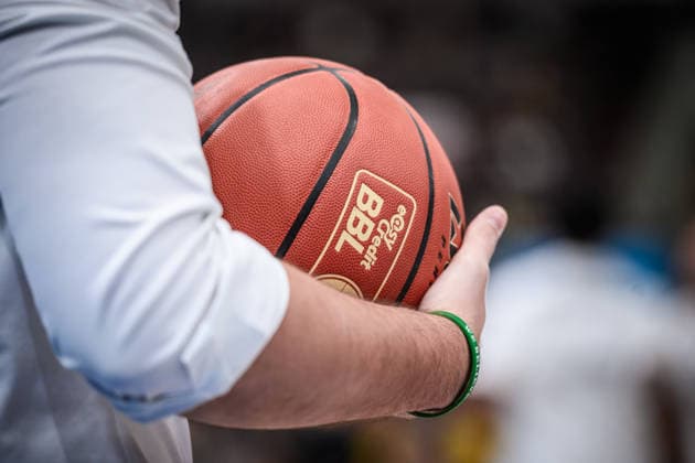 Feature, Symbol Basketball in Trainerhand GER, MHP Riesen Ludwigsburg - VET-CONCEPT Gladiators Trier, easycredit BBL, Basketball, Bundesliga, 9. Spieltag, Spielzeit 2025 2026, 06.12.2025 GER, MHP Riesen Ludwigsburg - VET-CONCEPT Gladiators Trier, easycredit BBL, Basketball, Bundesliga, 9. Spieltag, Spielzeit 2025 2026, 06.12.2025 Ludwigsburg Copyright: xSandyxDinkelackerx EP_SDR