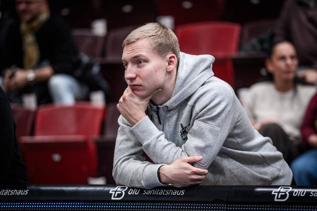 Toms Skuja (MHP RIESEN Ludwigsburg, 05) - verletzungsbedingt auf der Bank GER, MHP Riesen Ludwigsburg - VET-CONCEPT Gladiators Trier, easycredit BBL, Basketball, Bundesliga, 9. Spieltag, Spielzeit 2025 2026, 06.12.2025 GER, MHP Riesen Ludwigsburg - VET-CONCEPT Gladiators Trier, easycredit BBL, Basketball, Bundesliga, 9. Spieltag, Spielzeit 2025 2026, 06.12.2025 Ludwigsburg Copyright: xSandyxDinkelackerx EP_SDR
