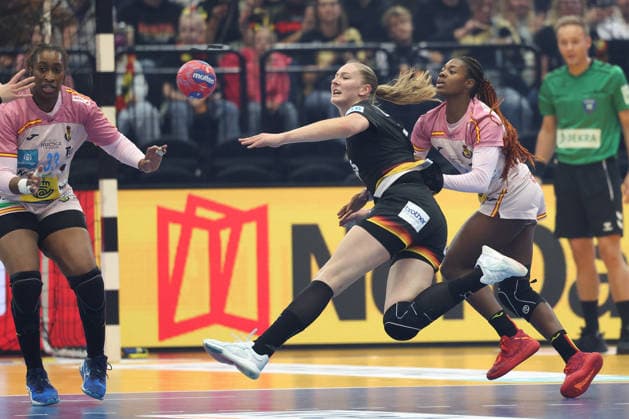 Spanien - Deutschland, IHF Handball-WM der Frauen Viola Leuchter (Deutschland, 77). 3. Hauptrundenspiel der Handball-WM der Frauen zwischen Spanien und Deutschland am 6. Dezember 2025 in der Westfalenhalle in Dortmund., Dortmund Nordrhein-Westfalen Deutschland Westfalenhalle