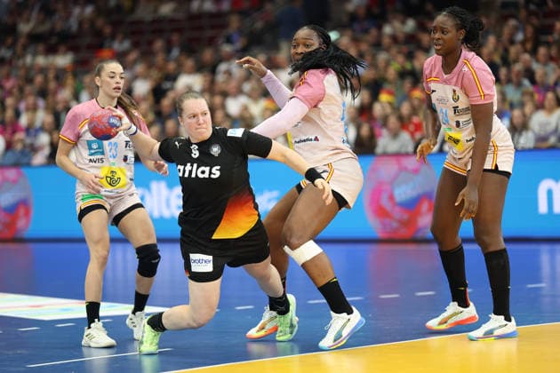Spanien - Deutschland, IHF Handball-WM der Frauen Lisa Antl (Deutschland, 9) gegen Lyndie Tchaptchet Defo (Spanien, 68). 3. Hauptrundenspiel der Handball-WM der Frauen zwischen Spanien und Deutschland am 6. Dezember 2025 in der Westfalenhalle in Dortmund., Dortmund Nordrhein-Westfalen Deutschland Westfalenhalle