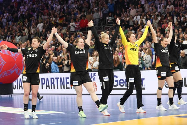 Spanien - Deutschland, IHF Handball-WM der Frauen Jubel der deutschen Mannschaft nach dem Sieg. 3. Hauptrundenspiel der Handball-WM der Frauen zwischen Spanien und Deutschland am 6. Dezember 2025 in der Westfalenhalle in Dortmund., Dortmund Nordrhein-Westfalen Deutschland Westfalenhalle