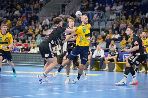 RECORD DATE NOT STATED Lukas Sandell (11; Rhein Neckar Löwen) mit Ball, während Stephan Seitz (44; HC Erlangen) verteidigt und Haukur Thrastarson (25; Rhein Neckar Löwen) unterstützt Handball-Szene mit Lukas Sandell (11; Rhein Neckar Löwen), Stephan Seitz (44; HC Erlangen) und Haukur Thrastarson (25; Rhein Neckar Löwen)