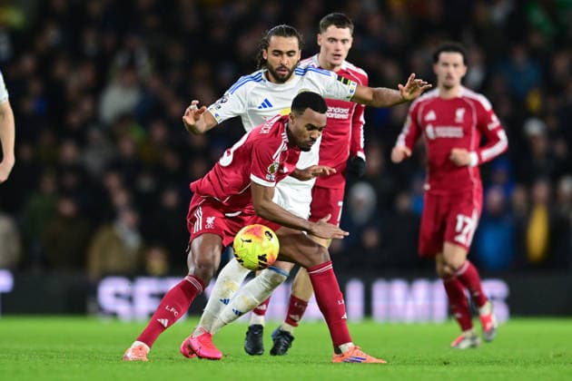 Leeds United v Liverpool Premier League 06 12 2025. Liverpool midfielder Ryan Gravenberch (38) battles for possession with Leeds United forward Dominic Calvert-Lewin (9) during the Premier League match between Leeds United and Liverpool at Elland Road, Leeds, England on 6 December 2025. Leeds Elland Road West Yorkshire England Editorial use only DataCo restrictions apply See www.football-dataco.com , Copyright: xDennisxGoodwinx PSI-23360-0044