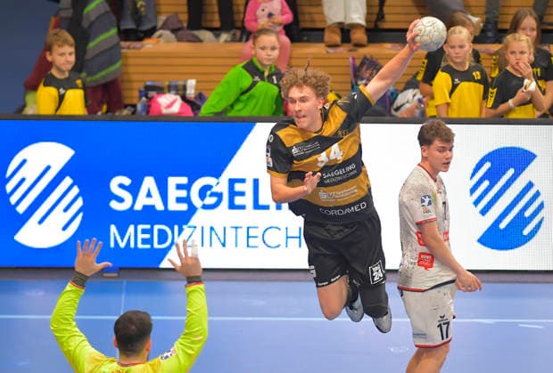 06.12.2025, Dresdens Anton Voß wirft sein erstes Tor für den HC Elbflorenz, Handball, 2. Bundesliga, HC Elbflorenz Dresden - TV Hüttenberg,e (c) Dresden