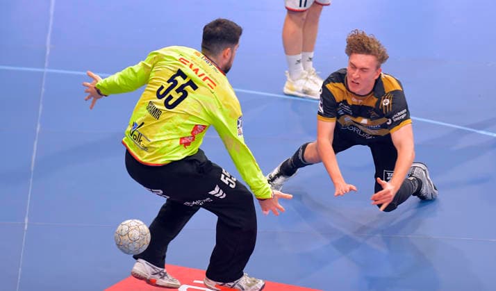 06.12.2025, Dresdens Anton Voß wirft sein erstes Tor für den HC Elbflorenz, links Hüttenbergs Yahav Shamir, Handball, 2. Bundesliga, HC Elbflorenz Dresden - TV Hüttenberg,e (c) Dresden