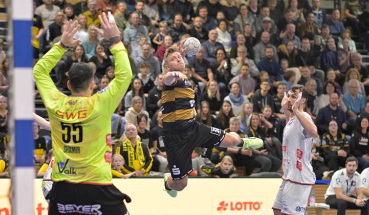 06.12.2025, Dresdens Viktor Petersen Norberg, links Hüttenbergs Yahav Shamir, Handball, 2. Bundesliga, HC Elbflorenz Dresden - TV Hüttenberg,e (c) Dresden