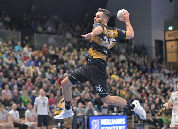 06.12.2025, Dresdens Sebastian Greß erfolgreich, Handball, 2. Bundesliga, HC Elbflorenz Dresden - TV Hüttenberg,e (c) Dresden