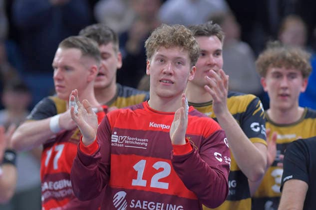 06.12.2025, Dresdens Oliver Sandin und das Team jubeln nach dem Sieg, Handball, 2. Bundesliga, HC Elbflorenz Dresden - TV Hüttenberg,e (c) Dresden