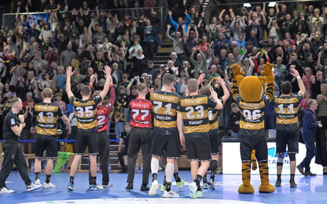 06.12.2025, Dresdner Spieler und Fans jubeln nach dem Sieg, Handball, 2. Bundesliga, HC Elbflorenz Dresden - TV Hüttenberg,e (c) Dresden