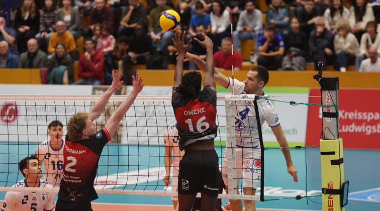 Ludwigsburg , Bundesliga , Barock Volleys MTV Ludwigsburg vs. VfB Friedrichshafen , von links: PHilipp Herrmann Nyherowo Omene ( Lubu ) Tim Peter ( Friedrichshafen )