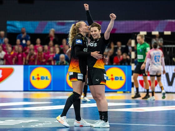 Annika Lott (Deutschland, 23) freut sich mit Alina Grijseels (Deutschland, 04), Spanien vs. Deutschland, Handball, Weltmeisterschaft, Frauen, Spielzeit 2025 2026, 06.12.2025, Spanien vs. Deutschland, Handball, Weltmeisterschaft, Frauen, Spielzeit 2025 2026, 06.12.2025 Dortmund Copyright: xEibner-Pressefoto MichaelxSchmidx EP_MST