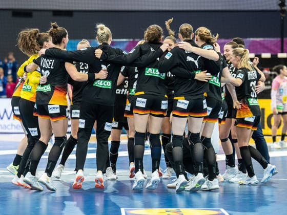 Die deutsche Mannschaft feiert nach dem Sieg, Spanien vs. Deutschland, Handball, Weltmeisterschaft, Frauen, Spielzeit 2025 2026, 06.12.2025, Spanien vs. Deutschland, Handball, Weltmeisterschaft, Frauen, Spielzeit 2025 2026, 06.12.2025 Dortmund Copyright: xEibner-Pressefoto MichaelxSchmidx EP_MST