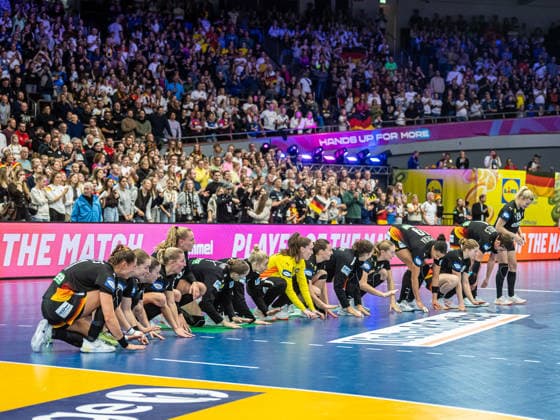 Die deutsche Mannschaft freut sich mit der Spielerin des Spiels Emily Vogel (Deutschland, 20), Spanien vs. Deutschland, Handball, Weltmeisterschaft, Frauen, Spielzeit 2025 2026, 06.12.2025, Spanien vs. Deutschland, Handball, Weltmeisterschaft, Frauen, Spielzeit 2025 2026, 06.12.2025 Dortmund Copyright: xEibner-Pressefoto MichaelxSchmidx EP_MST