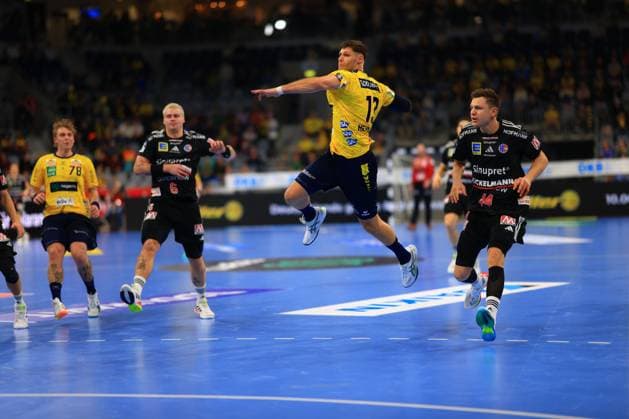 RECORD DATE NOT STATED Sebastian Heymann (13; Rhein Neckar Löwen) springt zum Wurf, während Christoph Steinert (44; HC Erlangen), Marek Nissen (6; HC Erlangen) und Edwin Aspenbäck (78; Rhein Neckar Löwen) verteidigen Handball-Szene mit Sebastian Heymann (13; Rhein Neckar Löwen) und Christoph Steinert (44; HC Erlangen)