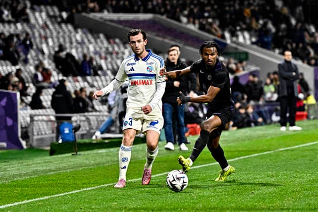 FOOTBALL : Toulouse vs Strasbourg - 15eme Journee de Ligue 1 McDonald S - Toulouse - 06 12 2025 Yann Gboho (tfc) vs James Chirwell (rcs) Toulouse  Copyright: xThierryxBretonx