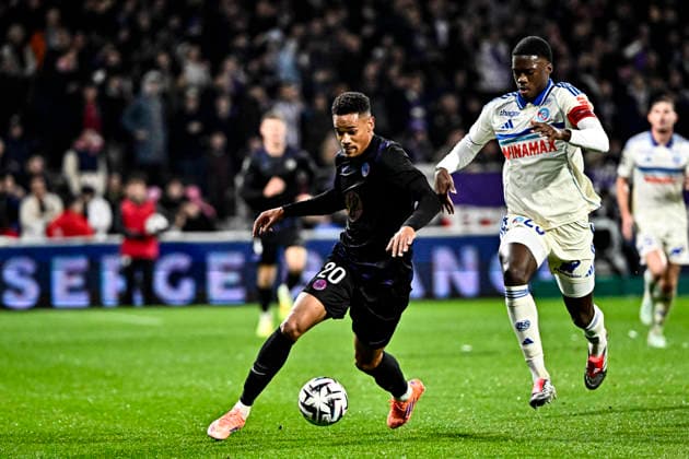 FOOTBALL : Toulouse vs Strasbourg - 15eme Journee de Ligue 1 McDonald S - Toulouse - 06 12 2025 Emerson (tfc) vs Mamadou Sarr (rcs) Toulouse  Copyright: xThierryxBretonx