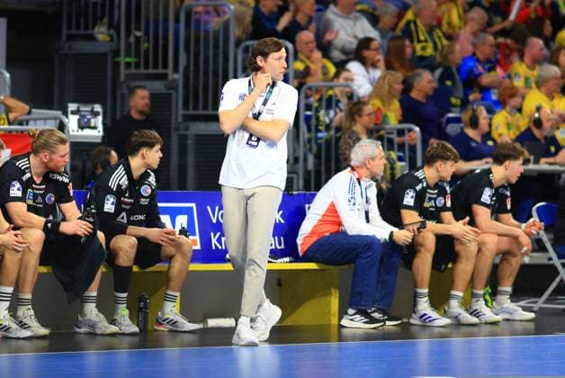 RECORD DATE NOT STATED Johannes Sellin und Spieler Mariusz Dudek (0; HC Erlangen), Maciej Gebala (77; HC Erlangen), Florian Scheerer (10; HC Erlangen) und Yannik Bialowas (7; HC Erlangen) auf der Bank Johannes Sellin und Spieler Mariusz Dudek (0; HC Erlangen), Maciej Gebala (77; HC Erlangen), Florian Scheerer (10; HC Erlangen) und Yannik Bialowas (7; HC Erlangen) auf der Bank